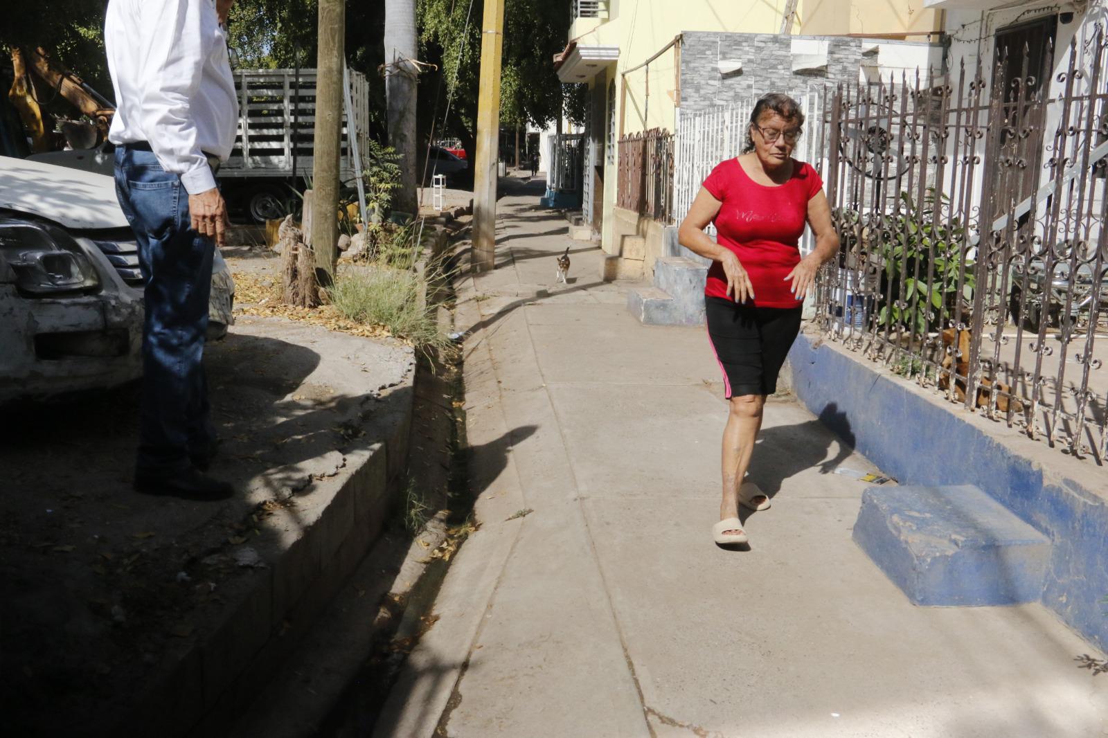 $!Vecinos del Infonavit Humaya buscan una solución al problema del drenaje sanitario