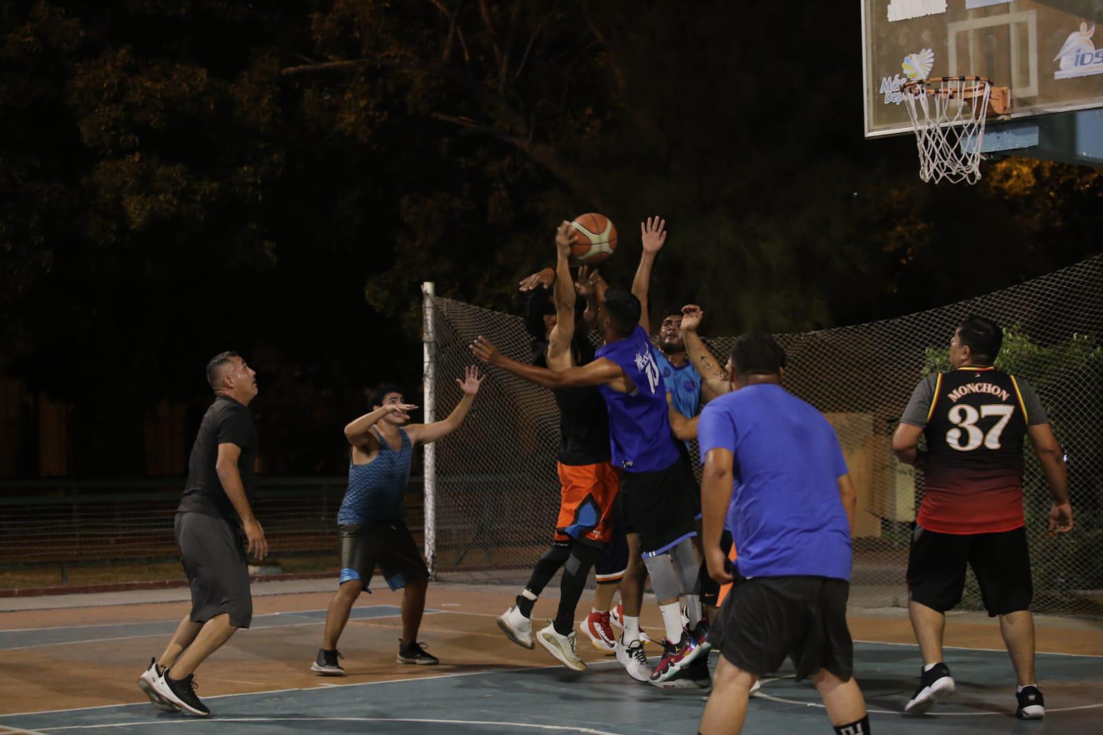 $!Red Petroil doblega a SUTERM en el Baloncesto Empresarial