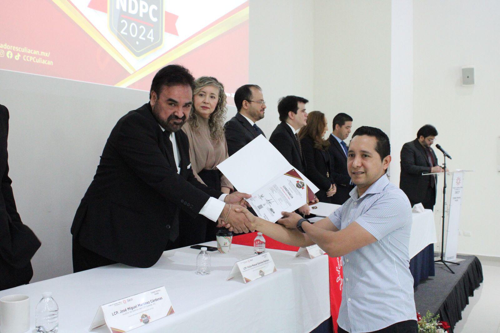 $!Reconocen a miembros del Colegio de Contadores Públicos de Culiacán