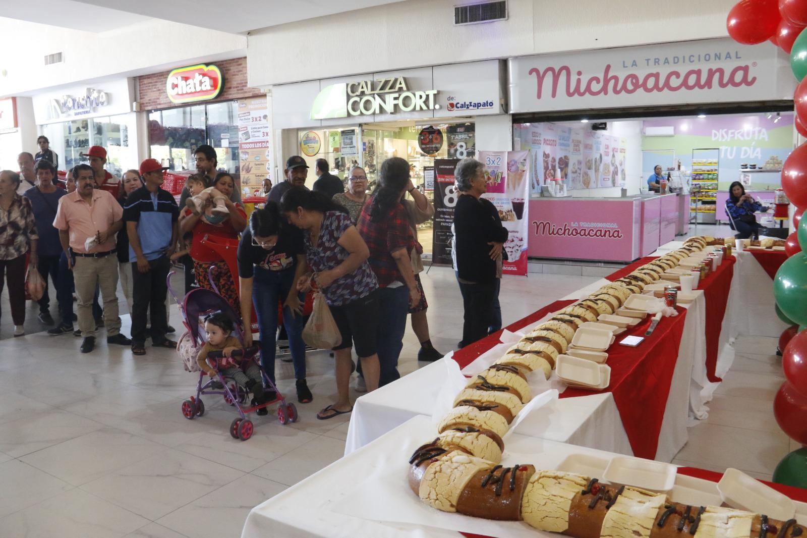 $!Celebra Casa Ley día de Reyes Magos compartiendo rosca de 48 metros con sus clientes