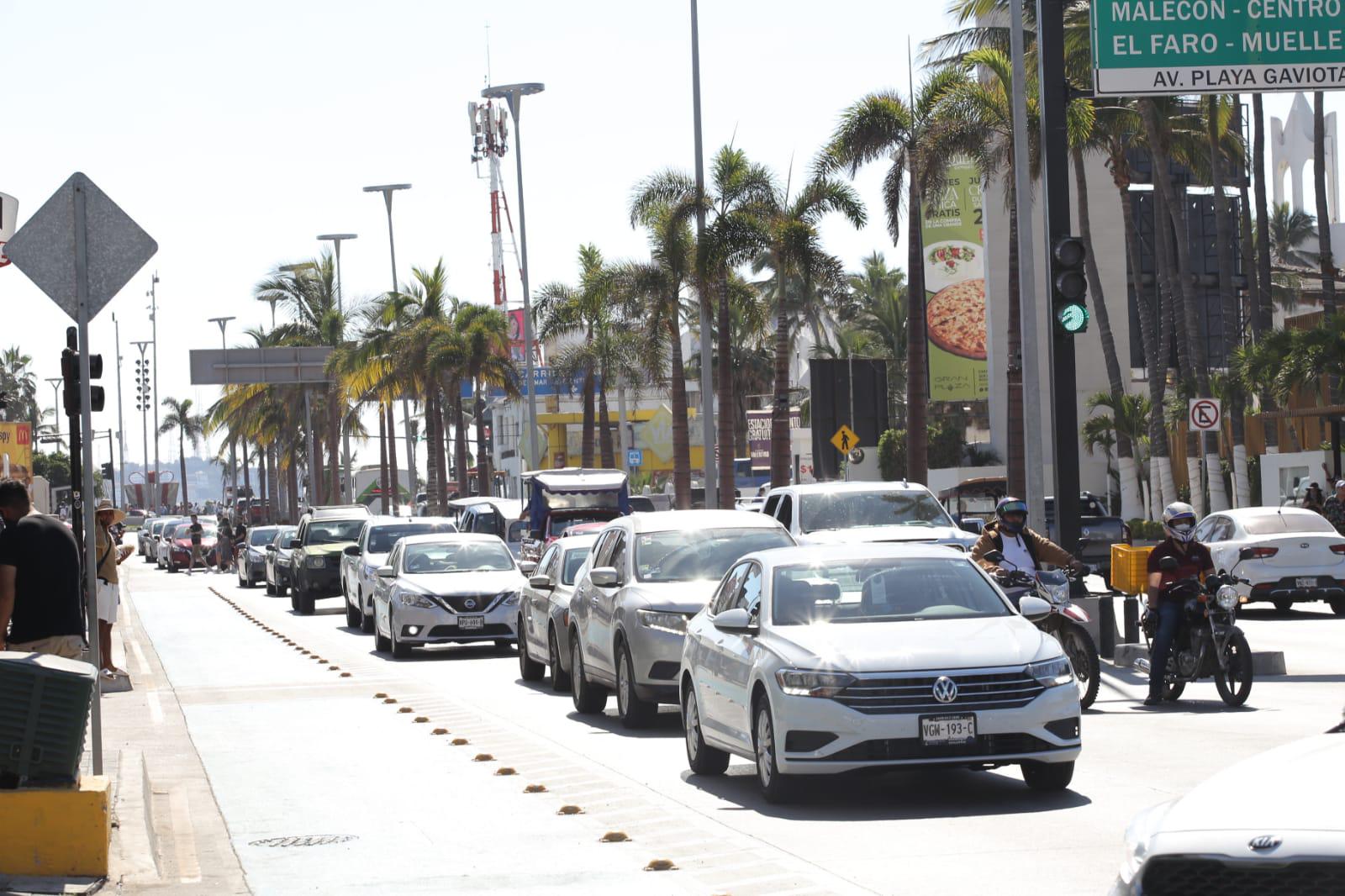 $!Turistas disfrutan del Faro, malecón, Zona Dorada y playas de Mazatlán; el tráfico aumenta y en tramos colapsa