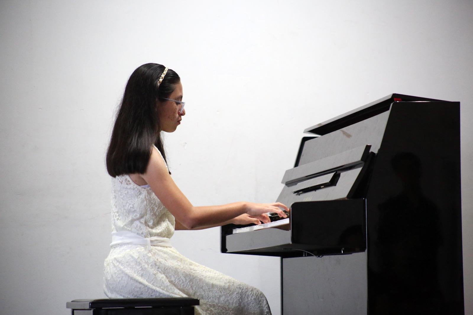 $!Sara Montoya Ramírez, alumna de piano, de la maestra Zlatina Valkova durante su presentación.