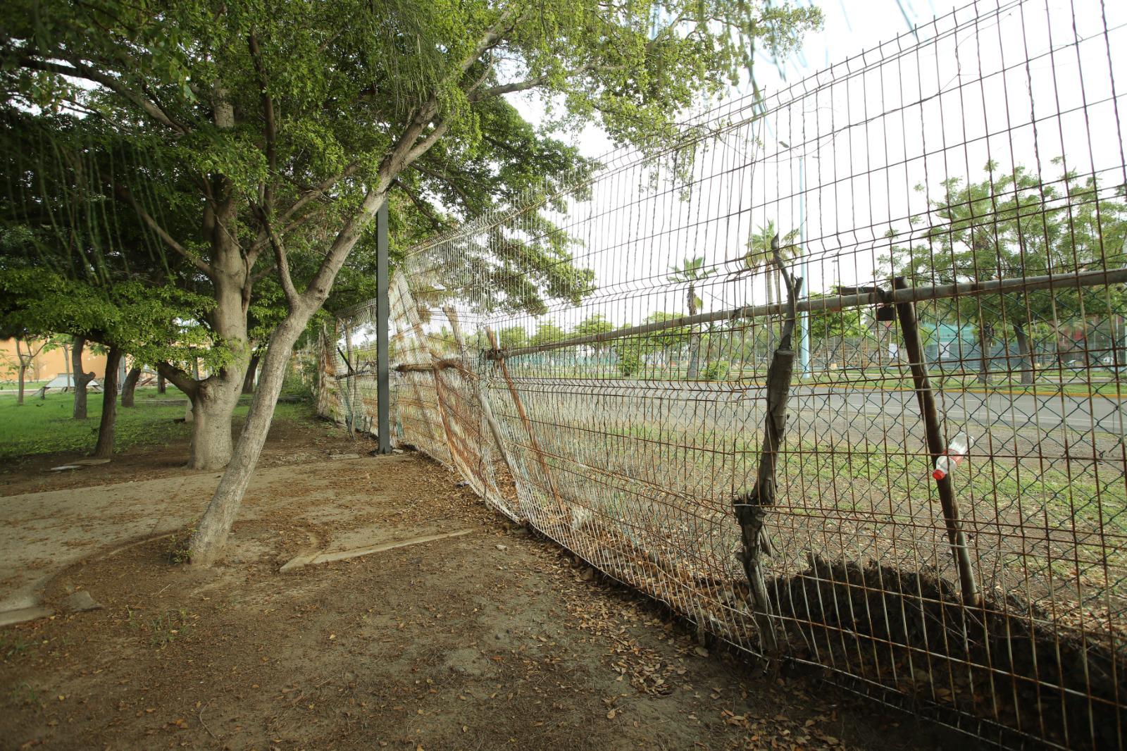 $!Parque Central de Mazatlán presenta abandono y daños visibles en sus instalaciones