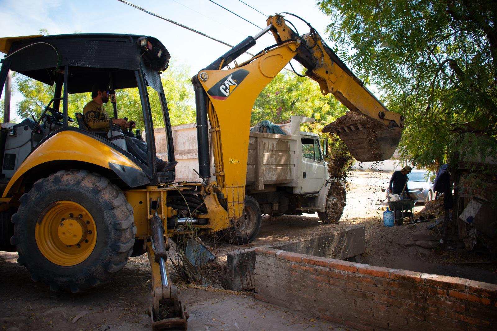$!Para evitar más accidentes, inicia limpieza de arroyos, drenes y canales en Culiacán