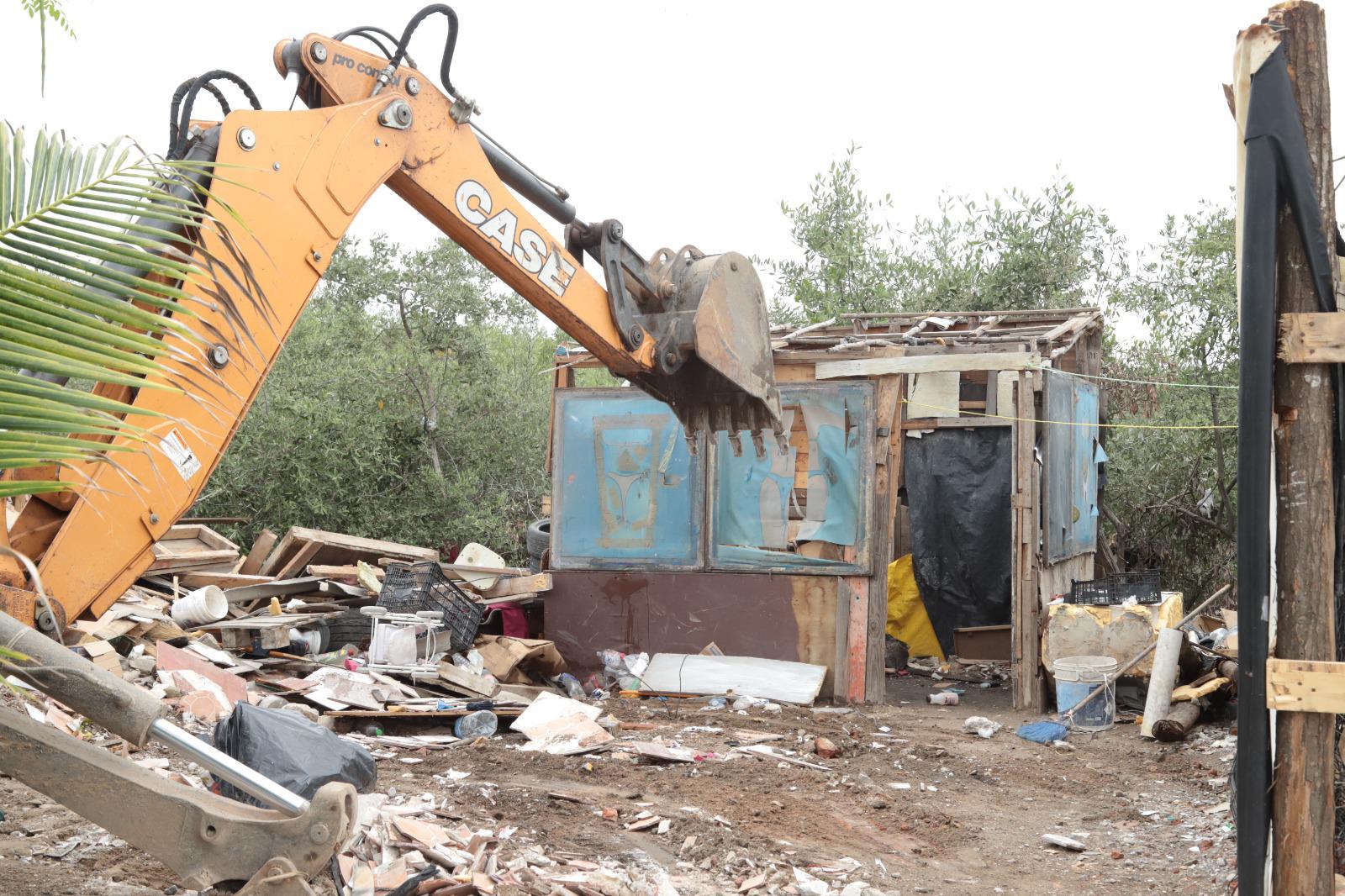 $!Autoridades desalojan a 10 familias del Estero del Infiernillo, en Mazatlán