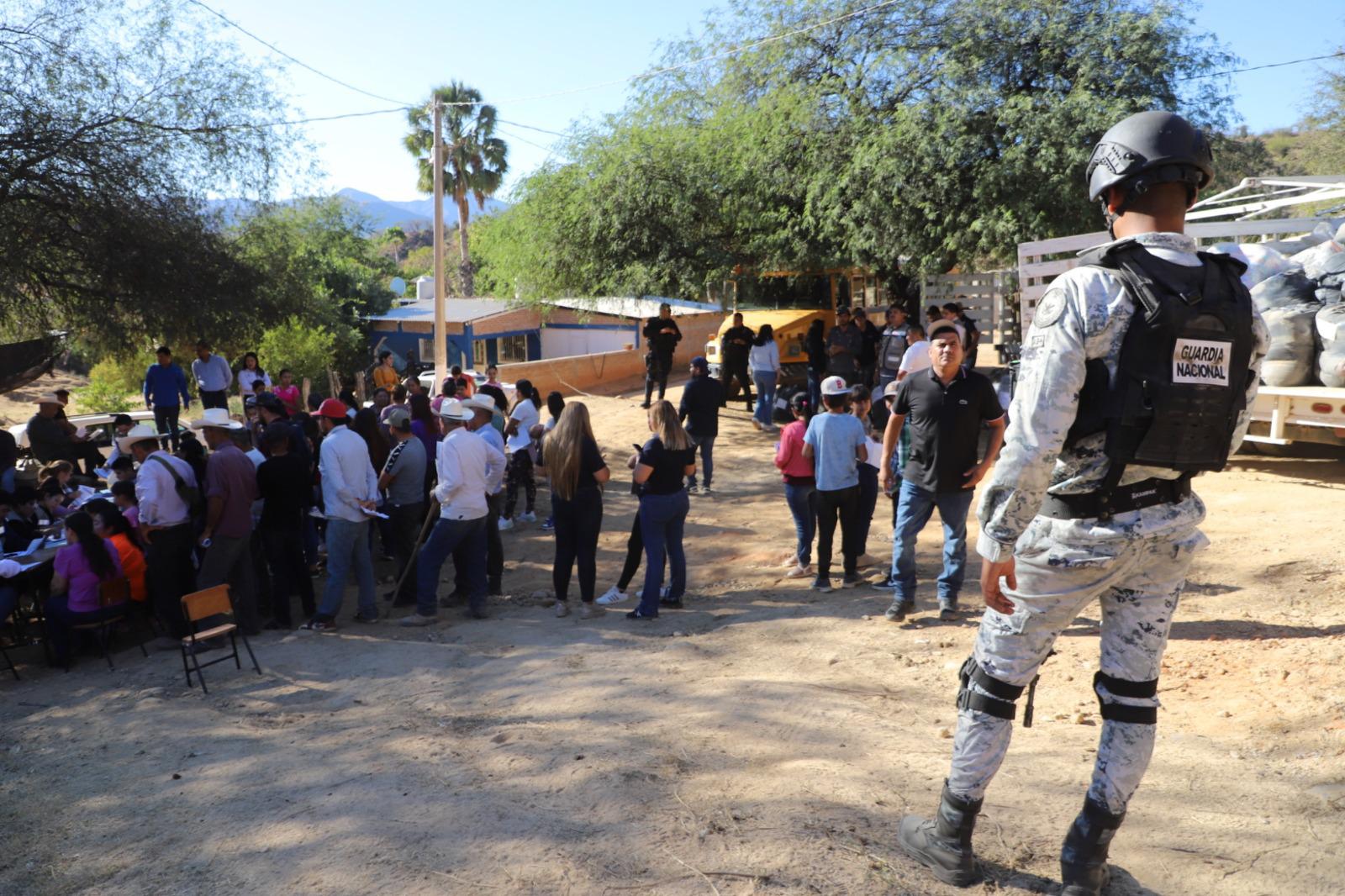 $!Reparte Gobierno de Sinaloa 4 mil 400 apoyos invernales para comunidades serranas de Choix