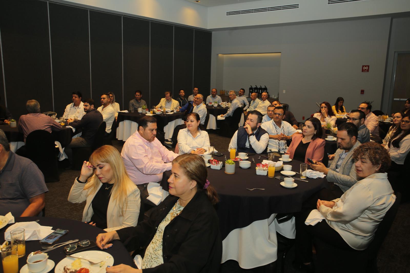 $!Reciben contadores de Mazatlán constancia anual de Desarrollo Profesional Continuo
