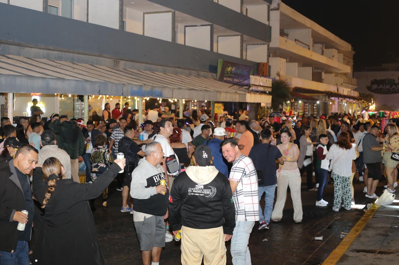 $!Vibra Olas Altas con la segunda noche del Carnaval de Mazatlán 2025