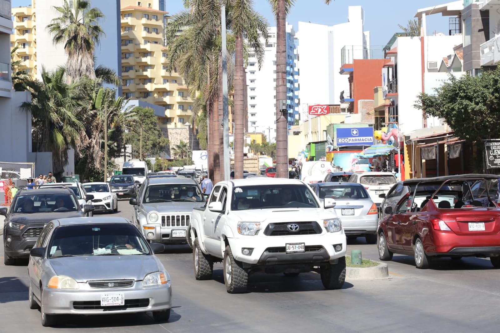 $!Turistas disfrutan del Faro, malecón, Zona Dorada y playas de Mazatlán; el tráfico aumenta y en tramos colapsa