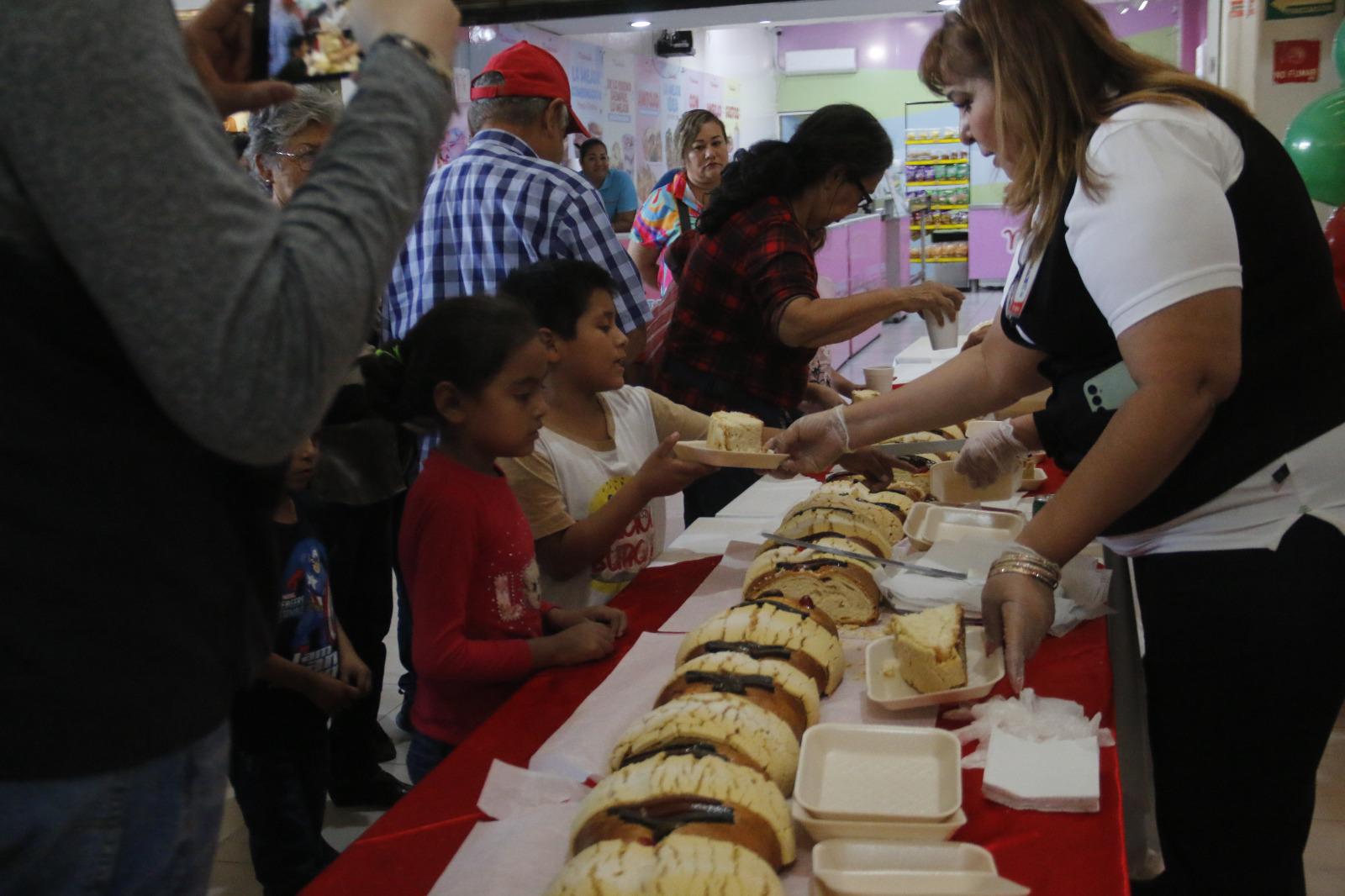 $!Celebra Casa Ley día de Reyes Magos compartiendo rosca de 48 metros con sus clientes