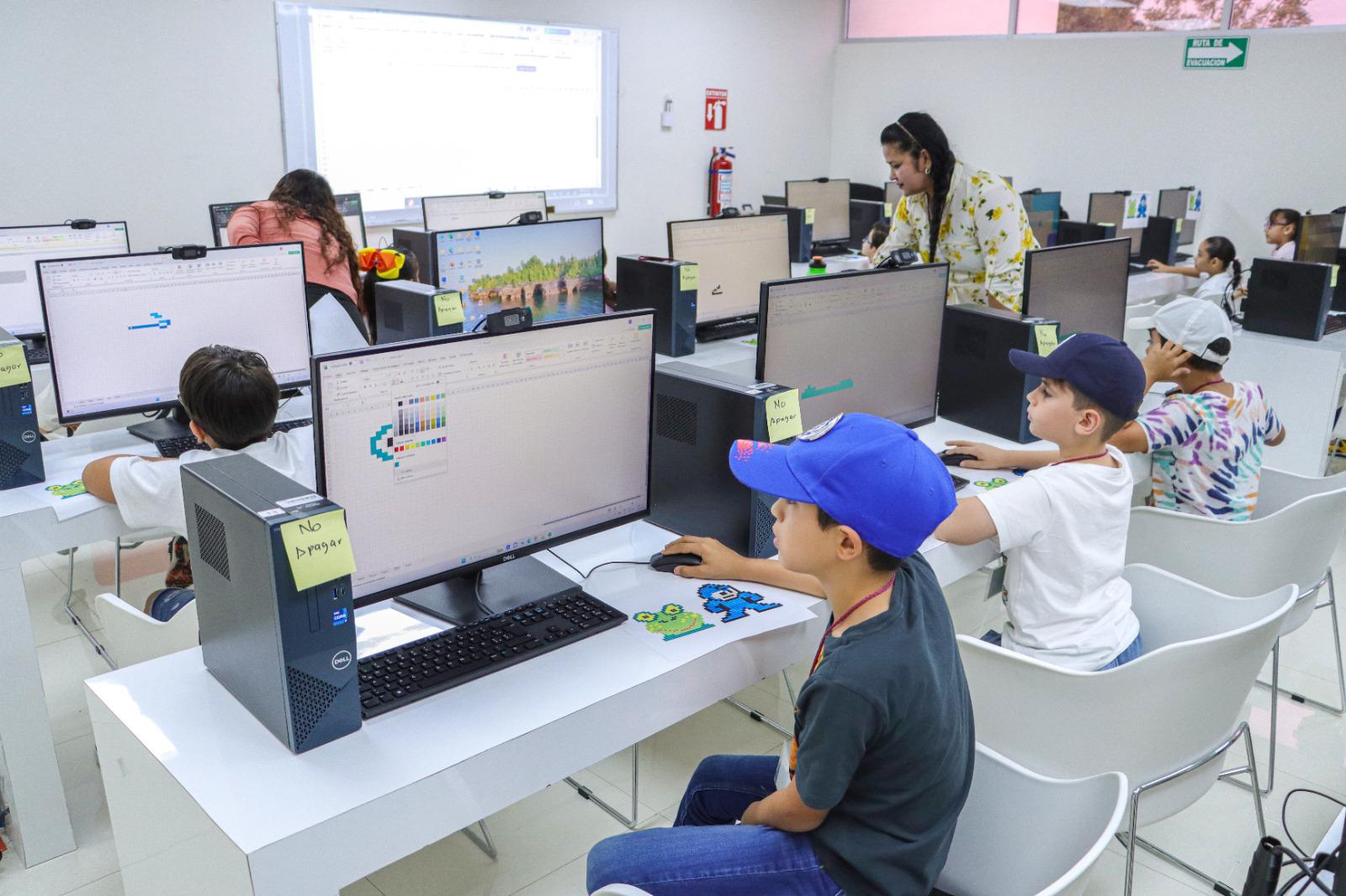 $!Los participantes aprendieron a crear dibujos en computadora.