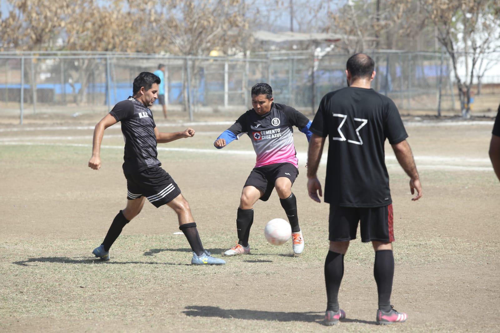 $!Golea IMSS-UMEPA a Sisel en Liga de Futbol Intermédicos
