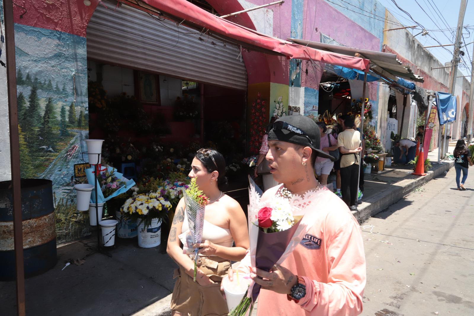 $!Pese a inseguridad, ventas de flores repuntan en el Mercado de las Flores este 10 de mayo