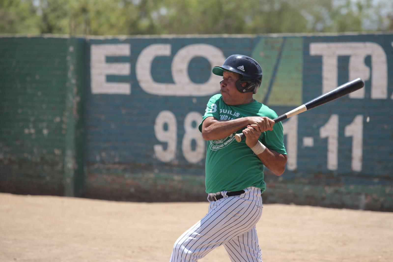$!‘Chaflán’ López recibe reconocimiento en el Polluelos