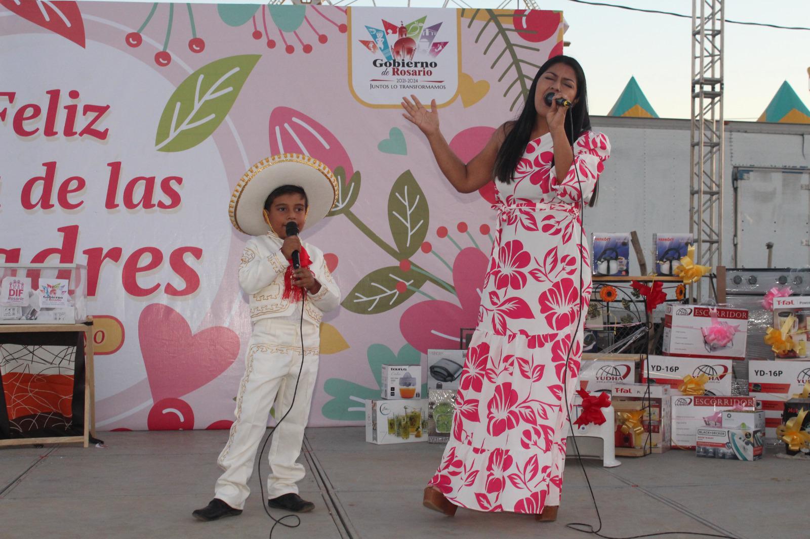 $!Disfrutan mamás festejo con rifa de regalos y elección de reina en Rosario