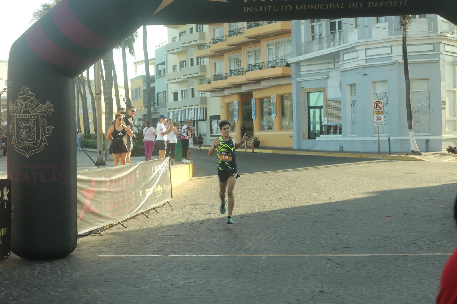 $!Ana Llorente y Javier Labrador brillan en la Carrera IPN OnceK en Mazatlán
