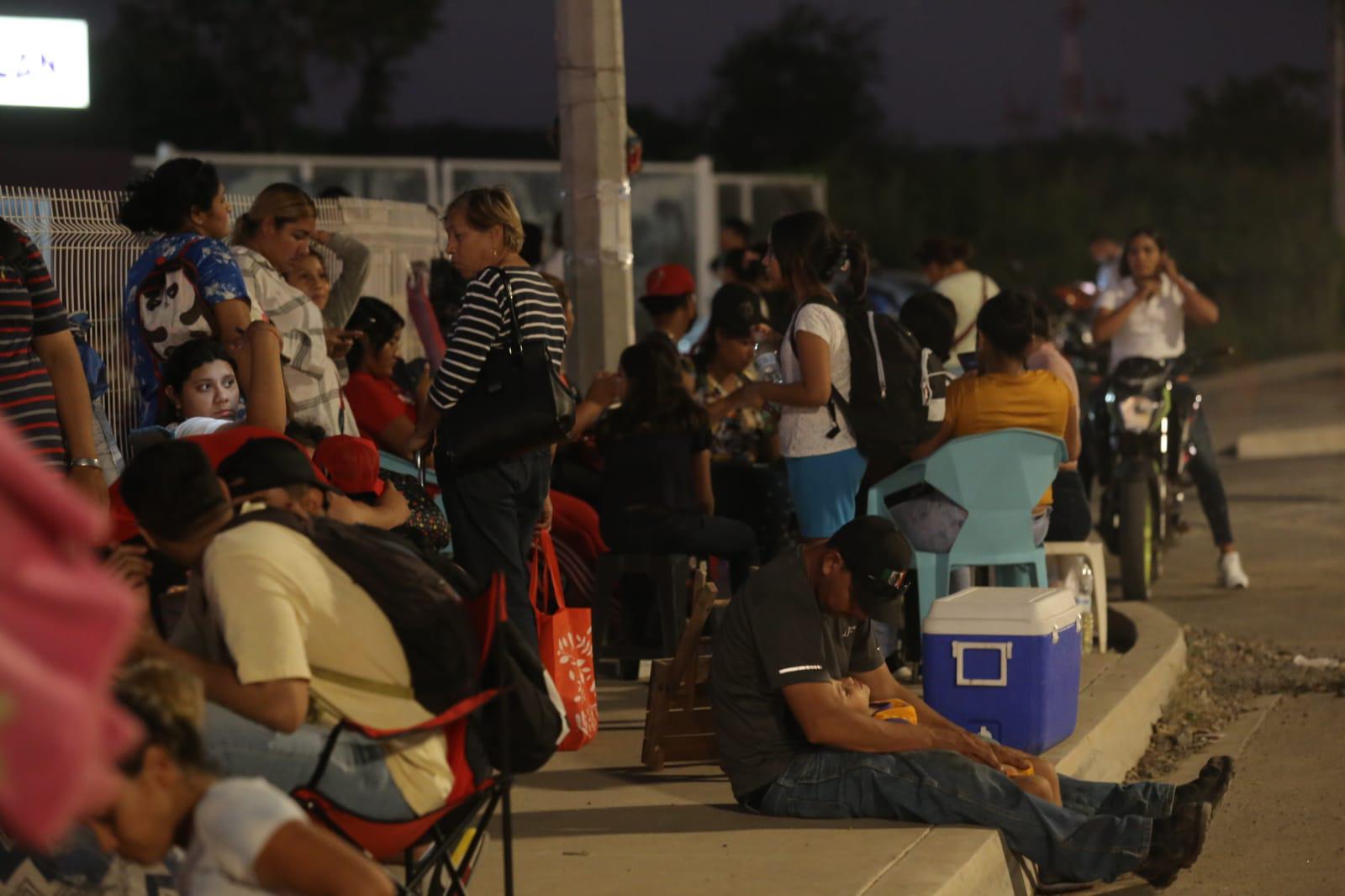 $!Fanáticos hacen largas filas para boletos del concierto de Kimberly Loaiza y Juan de Dios Pantoja