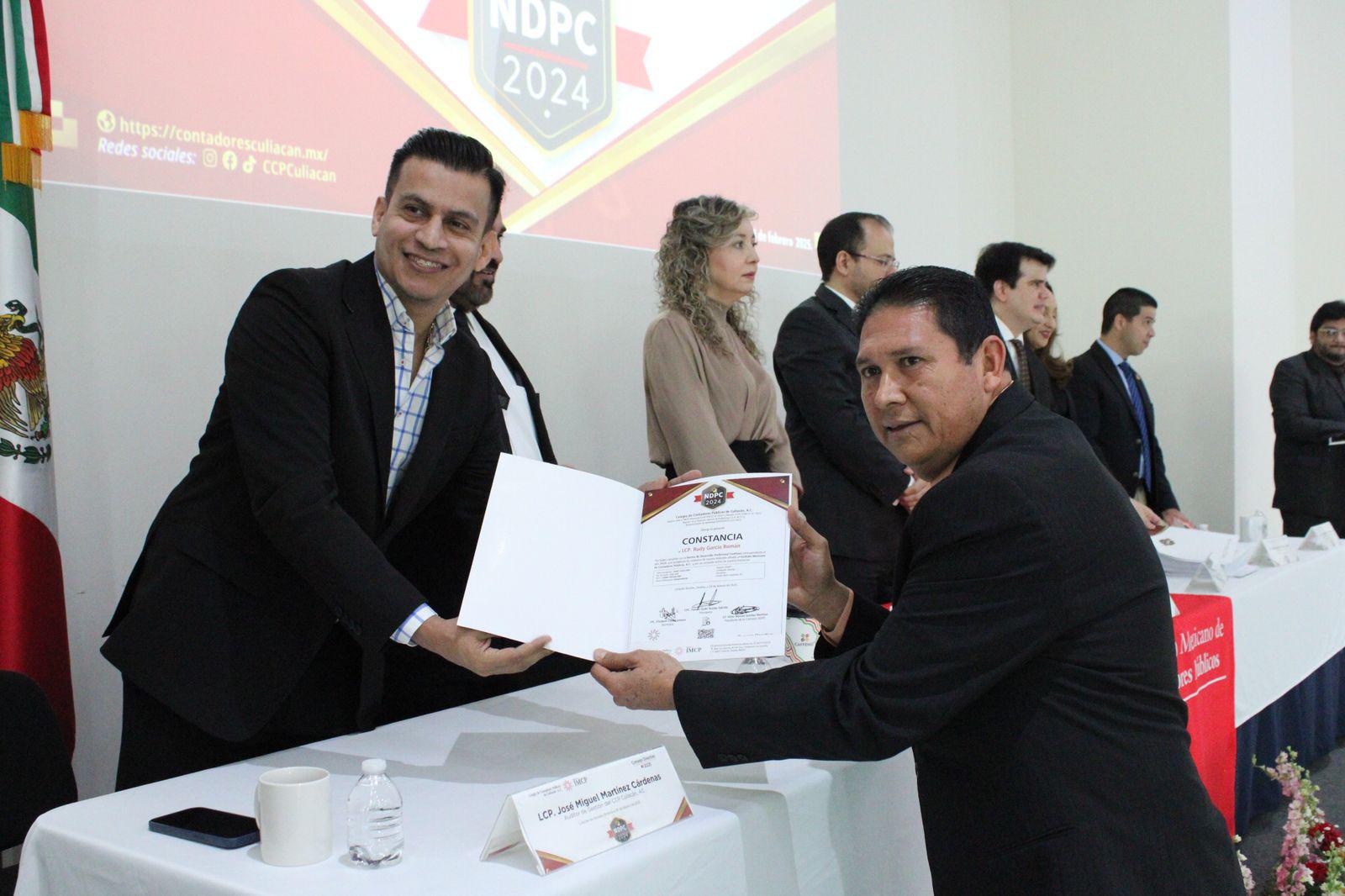 $!Reconocen a miembros del Colegio de Contadores Públicos de Culiacán