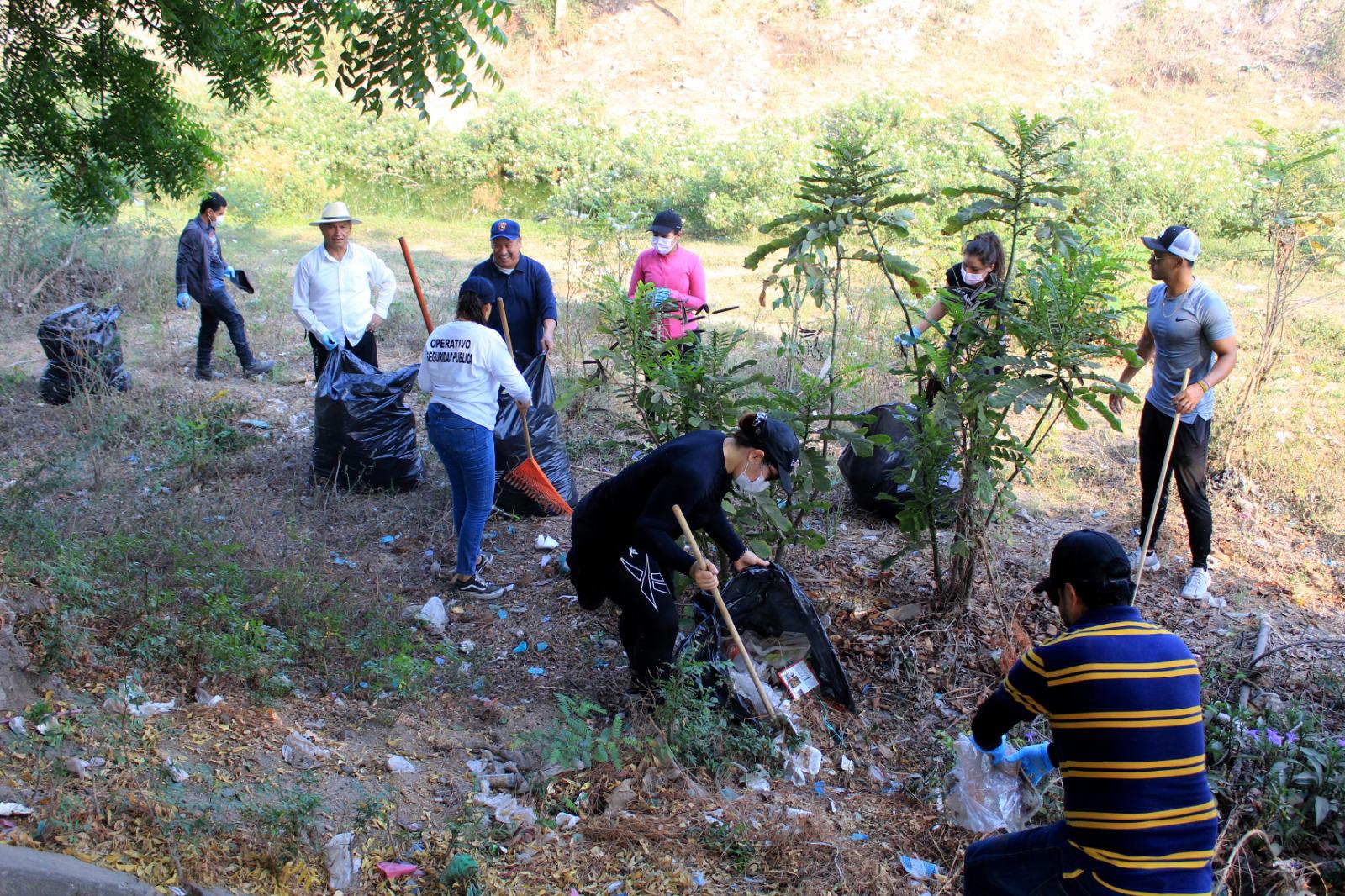$!Recolectan 3 toneladas de basura en jornada de limpieza de arroyo en Escuinapa