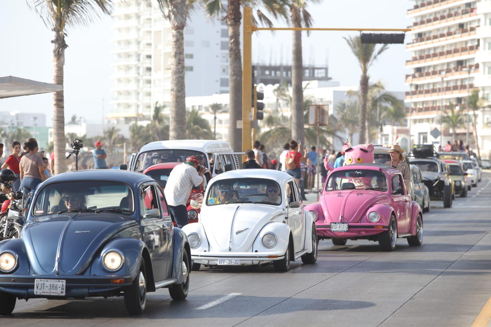 $!Cientos de automóviles Volkswagen desfilan en Mazatlán