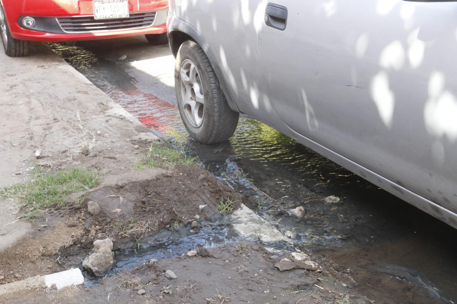 $!Vecinos del Infonavit Humaya buscan una solución al problema del drenaje sanitario