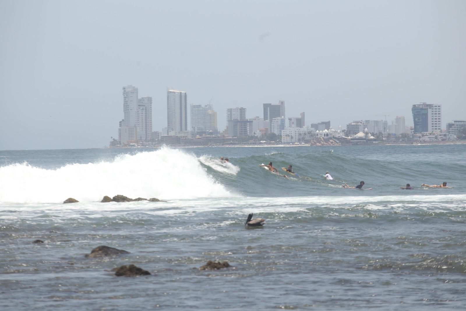 $!Registra Mazatlán oleaje máximo de 1.5 metros de altura
