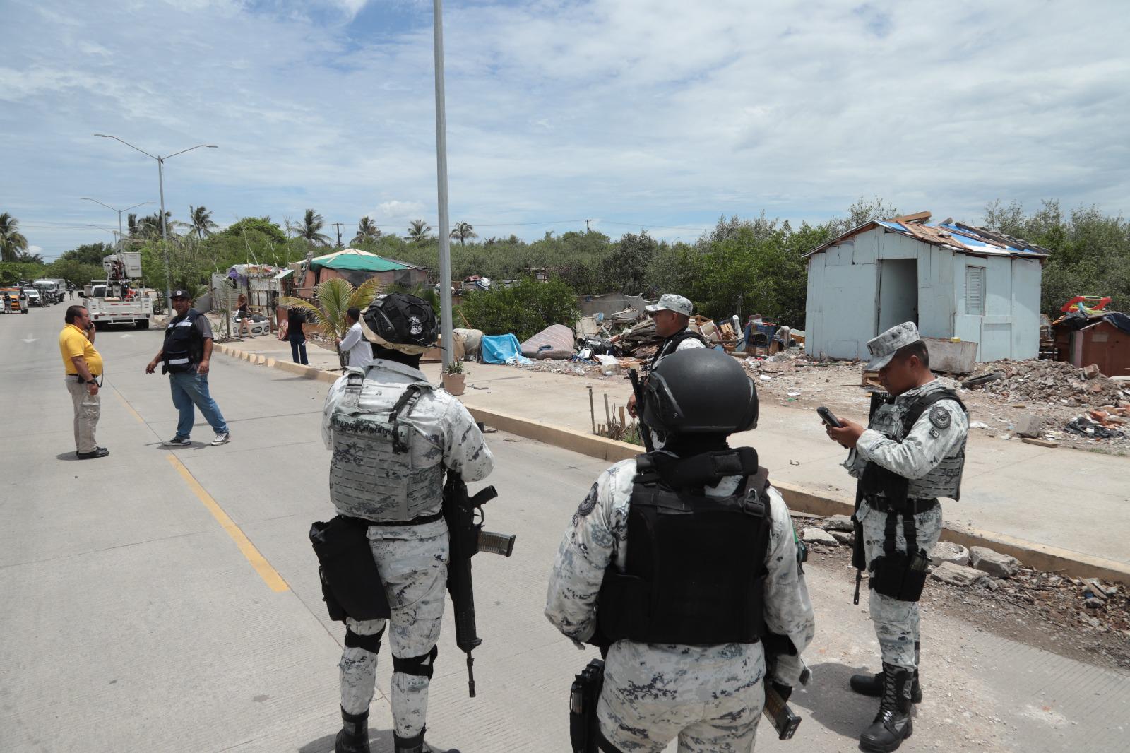$!Autoridades desalojan a 10 familias del Estero del Infiernillo, en Mazatlán