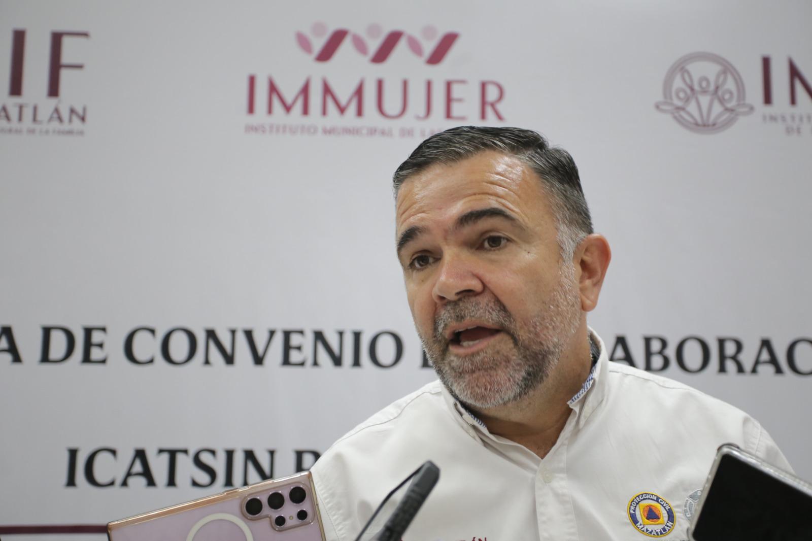 $!Rehabilitarán escalera en Cerro de la Nevería desarrolladores de edificio de condominios aledaño: Alcaldesa y PC