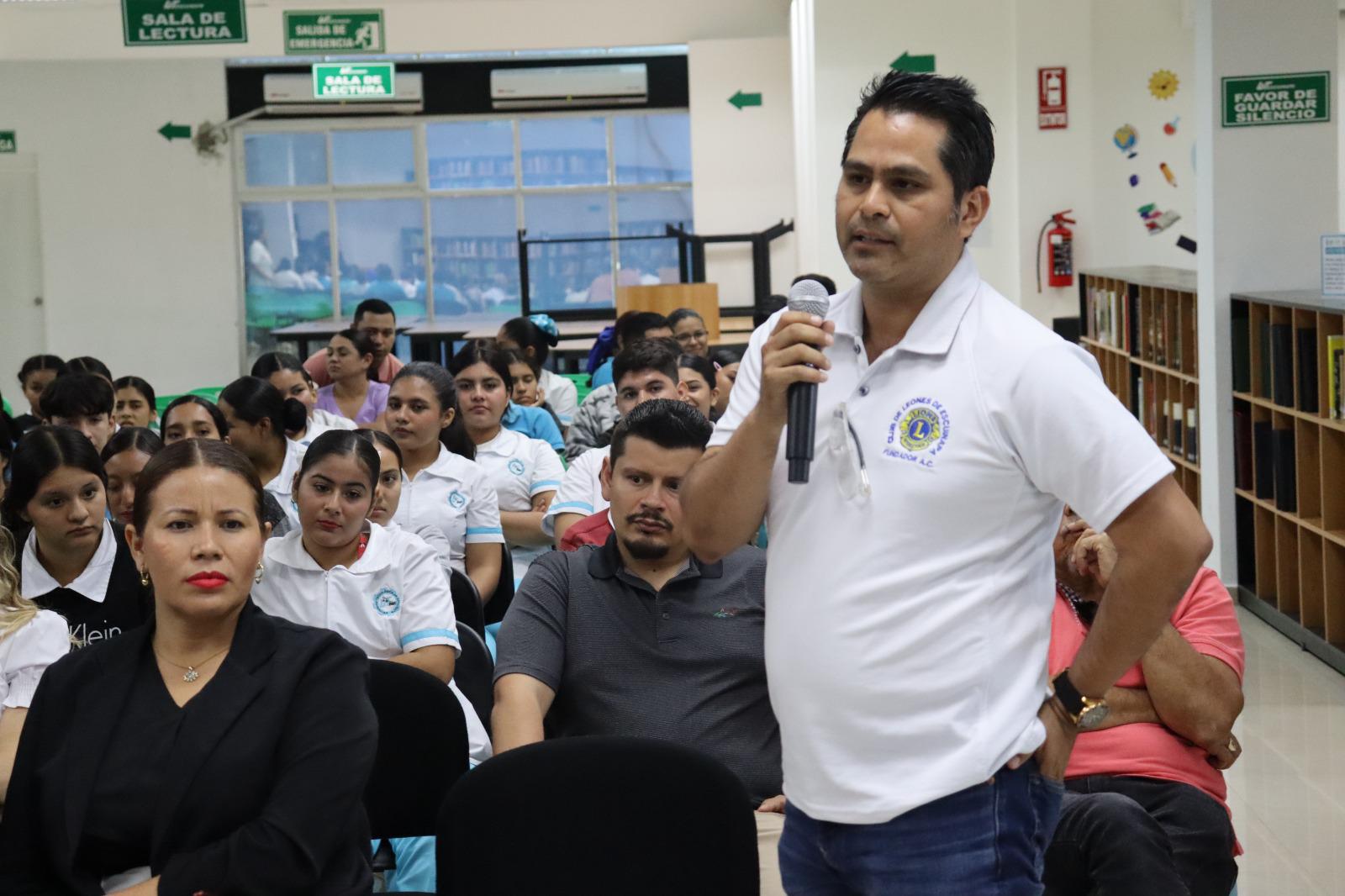 $!Presenta Arturo Santamaría en UTEsc su libro ‘La vida cotidiana de Fran’