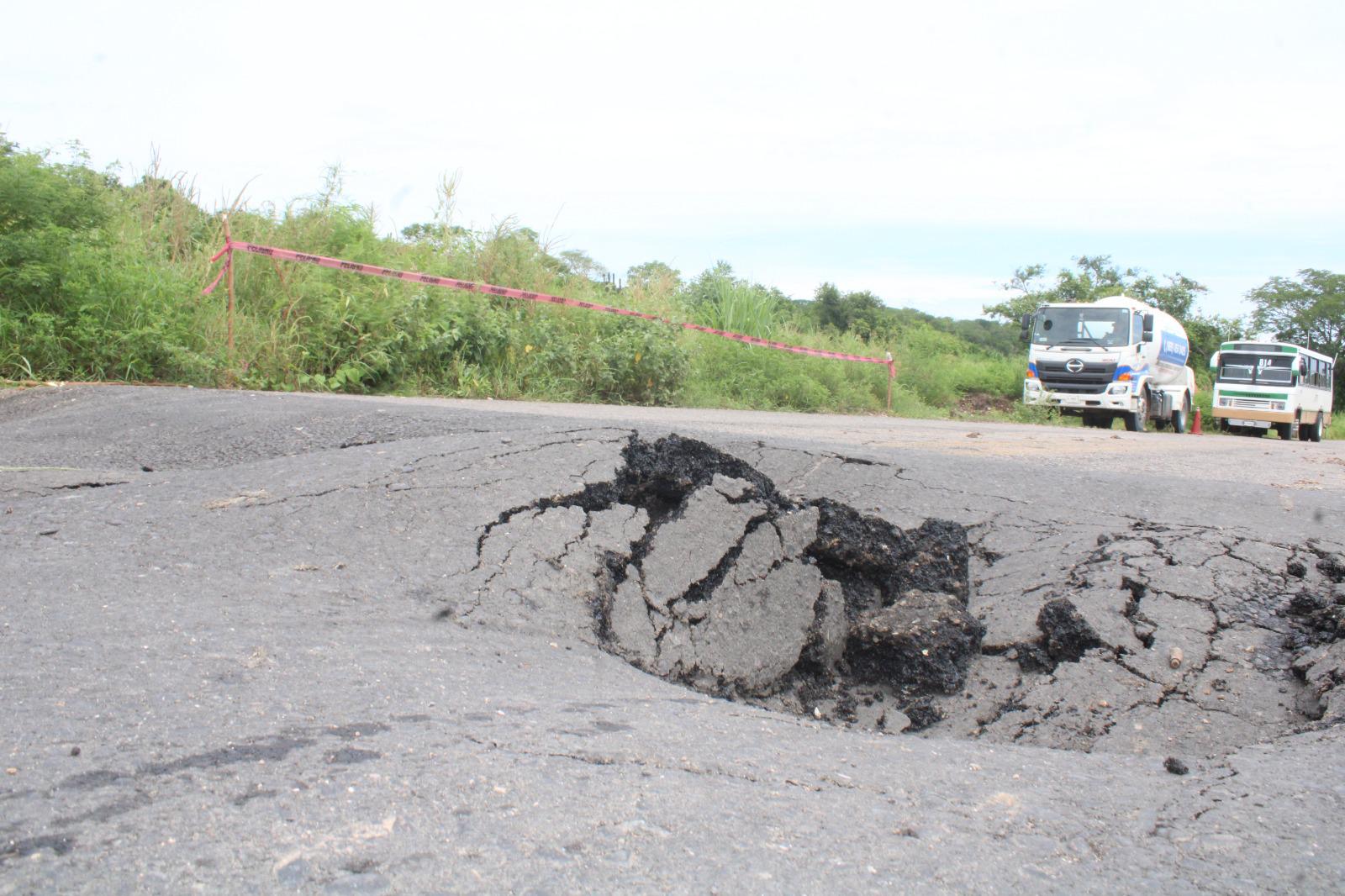 $!Se hunde tramo de la carretera estatal a Agua Verde por tubería de la presa Santa María en Rosario