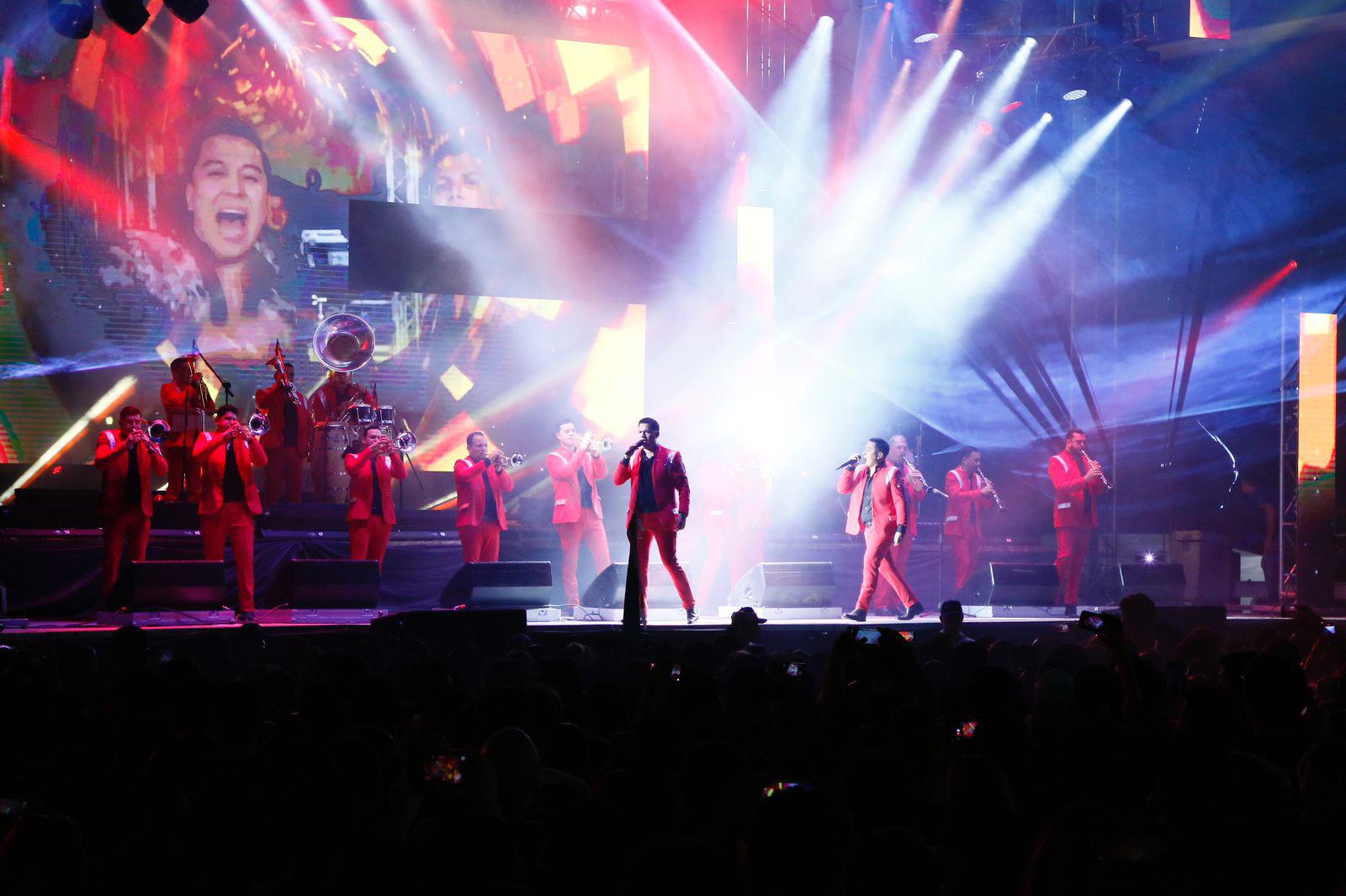 $!La Arrolladora pone el ambiente en la Noche del Grito en Culiacán.