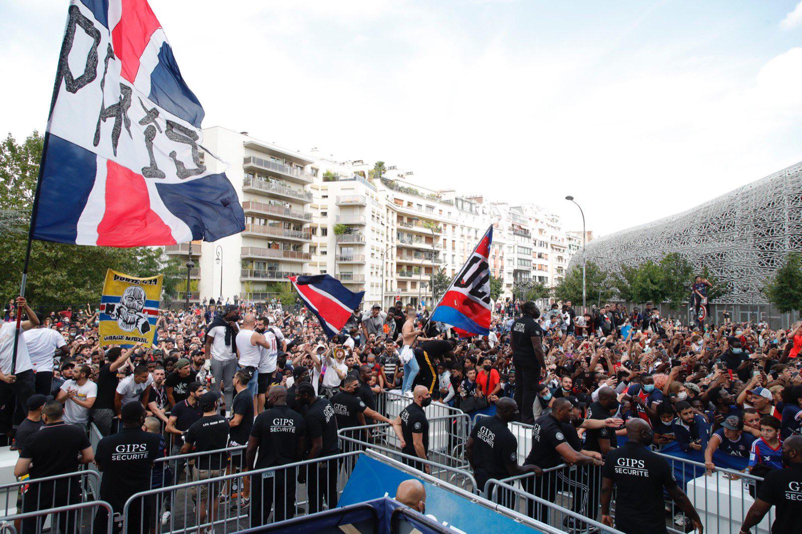 $!Messimanía en París: multitudes para verlo y comprar la camiseta con el número 30