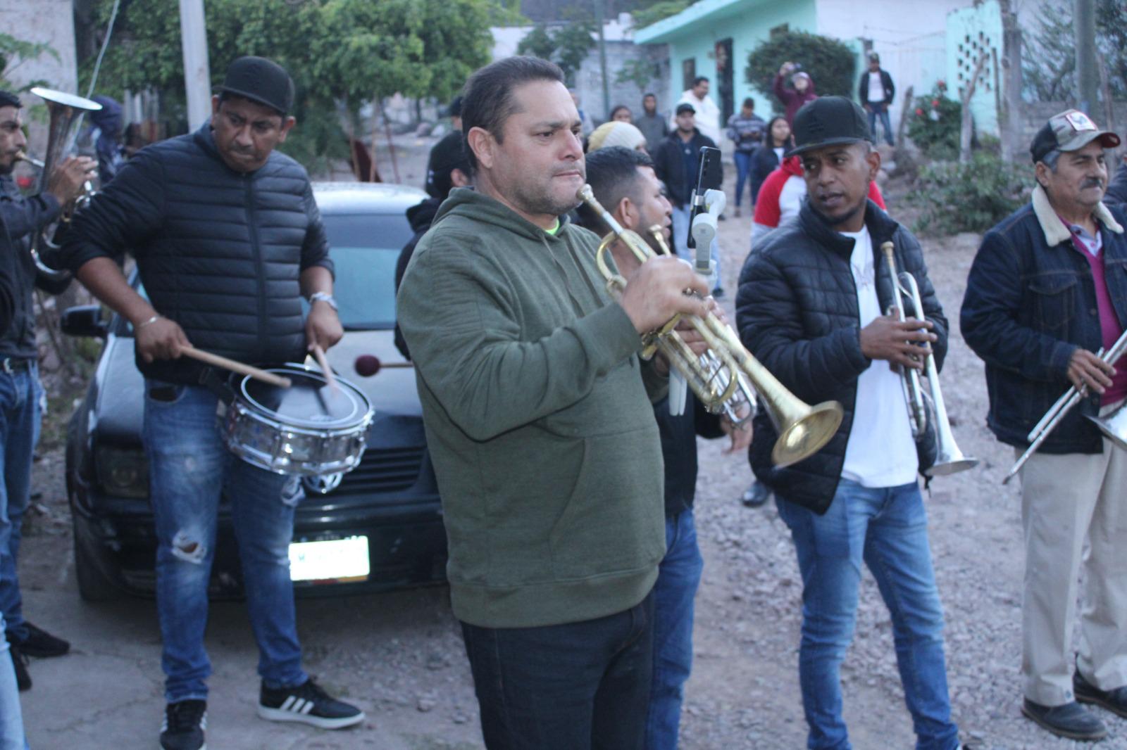 $!Alan Isaac con su trompeta aporta la alegría en el Festival del Mestizaje en Chametla