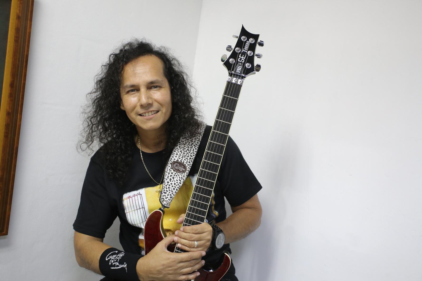 $!El músico mazatleco promociona su más reciente canción Pasión y Vida.