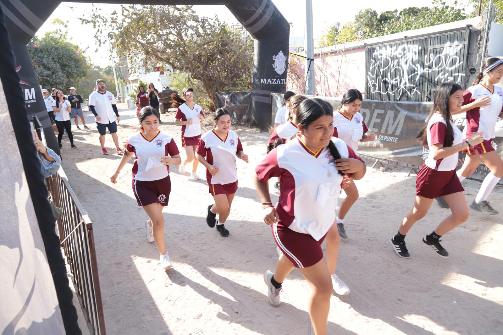 $!Celebran Primera Carrera Deportiva en la ETI 88 de la Isla de la Piedra