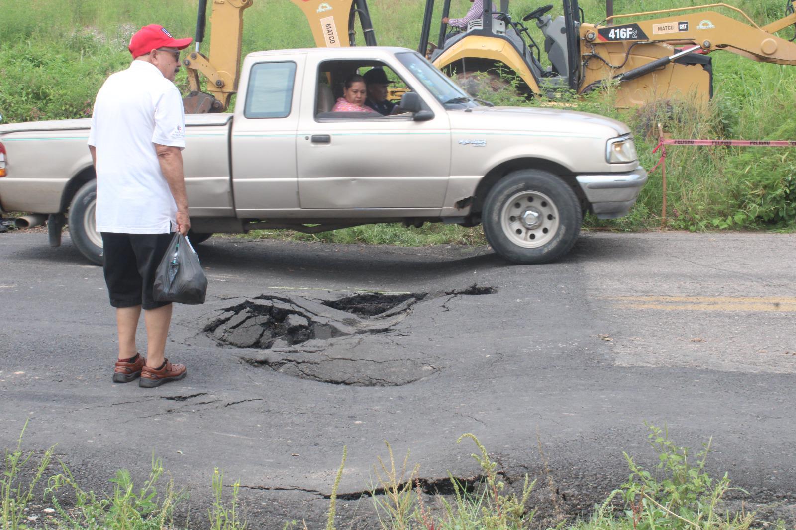 $!Se hunde tramo de la carretera estatal a Agua Verde por tubería de la presa Santa María en Rosario