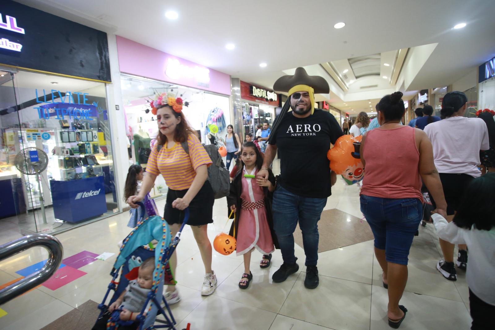 $!#Galería | En la Gran Plaza y en las letras de Mazatlán se arma la fiesta de Halloween