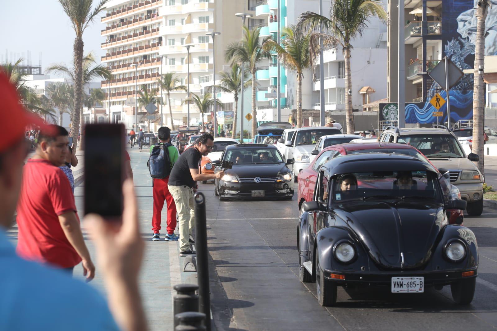 $!Cientos de automóviles Volkswagen desfilan en Mazatlán