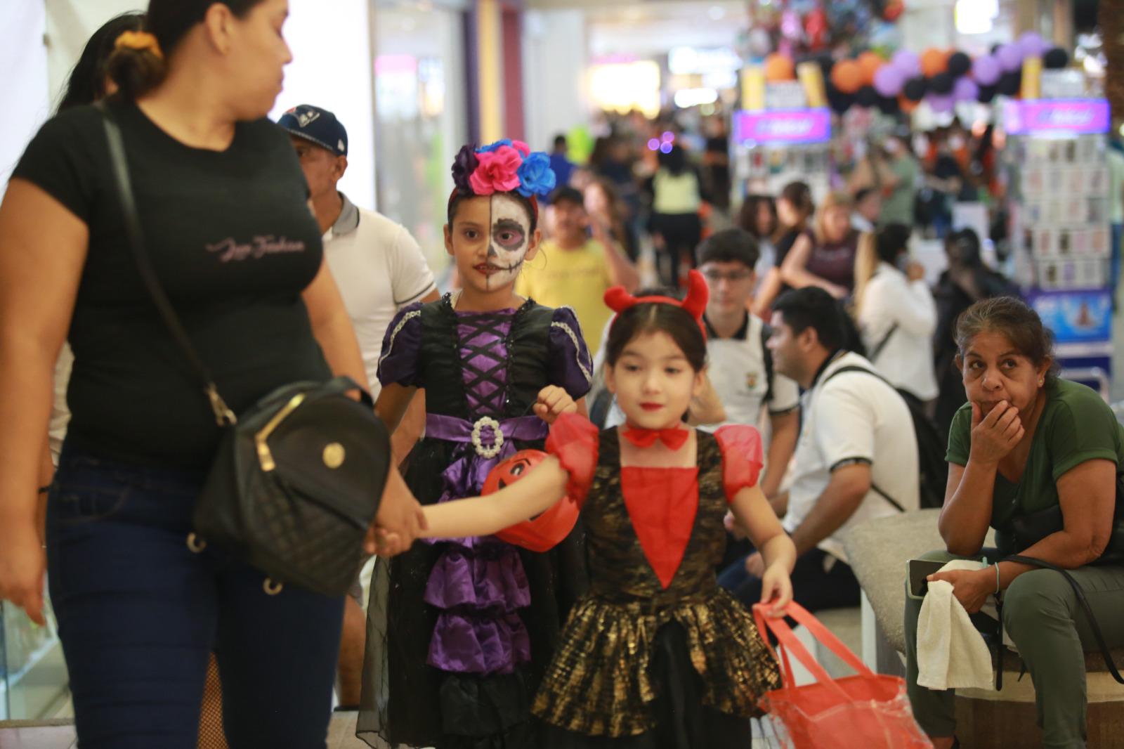 $!#Galería | En la Gran Plaza y en las letras de Mazatlán se arma la fiesta de Halloween