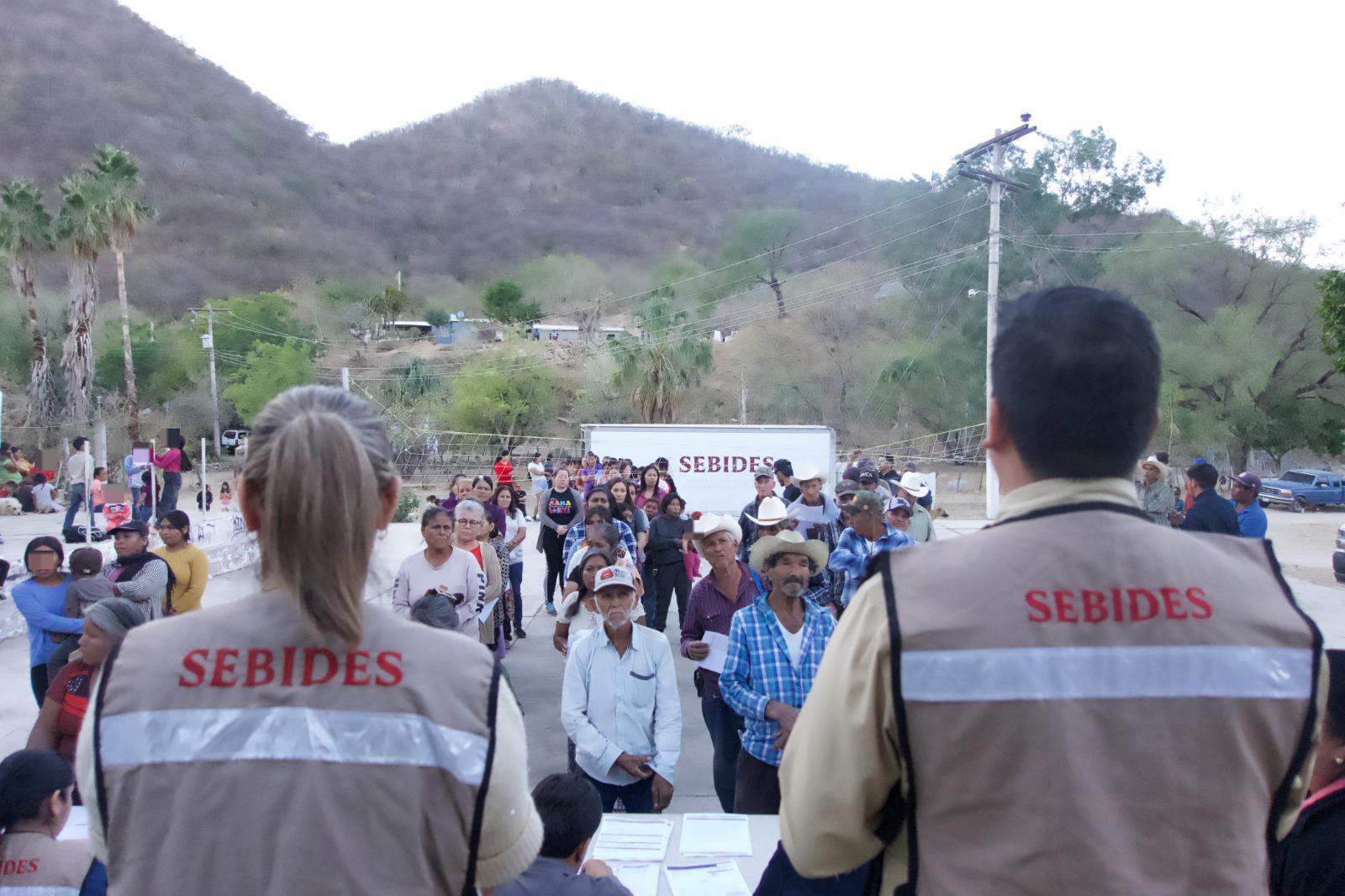 $!Reparte Gobierno de Sinaloa 4 mil 400 apoyos invernales para comunidades serranas de Choix