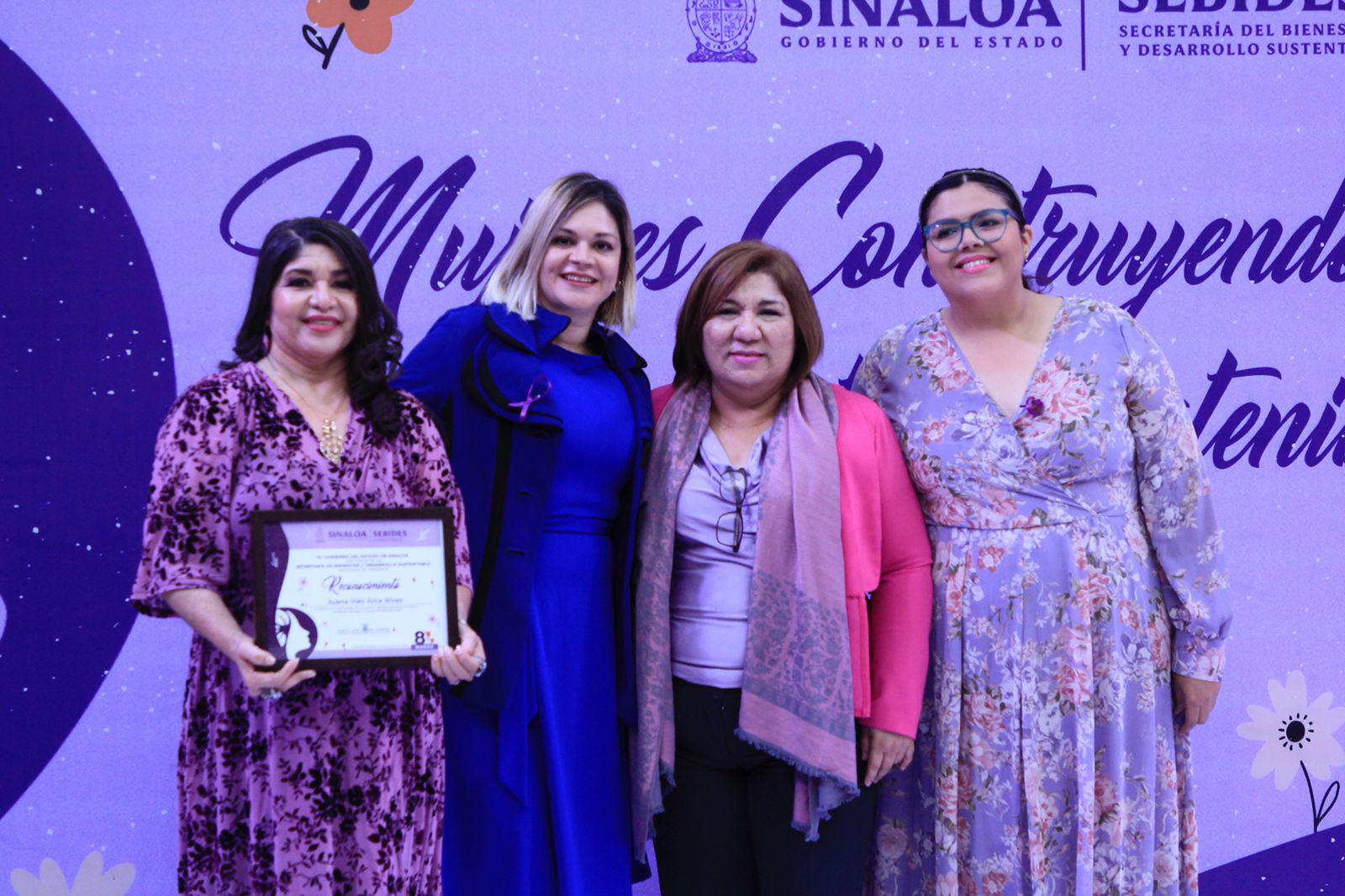 $!Reconocen a 12 mujeres por construir el bienestar en Sinaloa