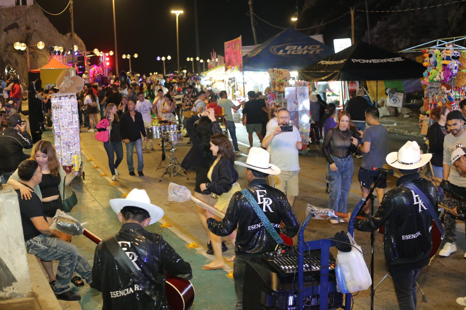 $!Vibra Olas Altas con la segunda noche del Carnaval de Mazatlán 2025