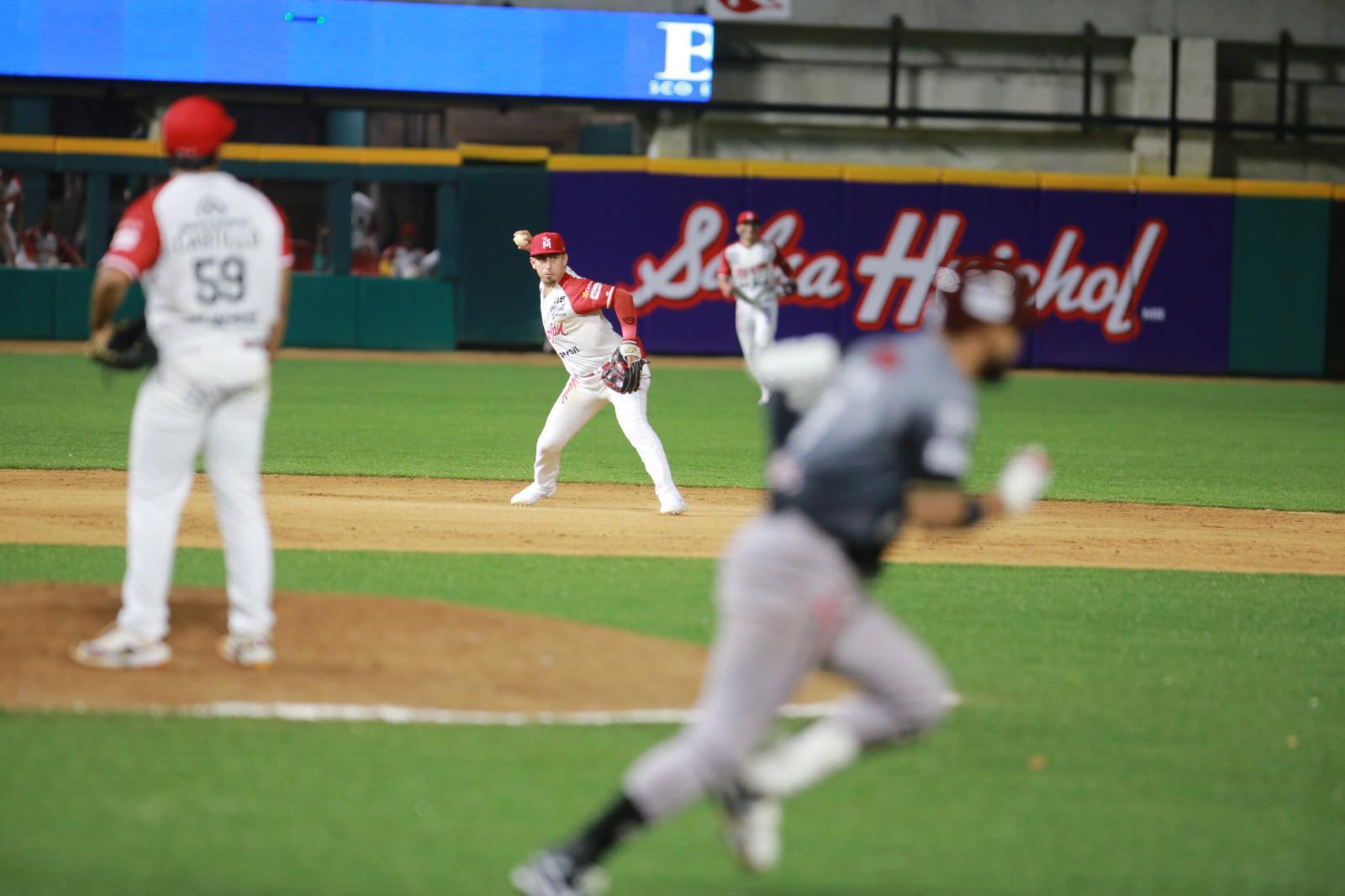 $!Tomateros doblega a Venados por paliza en el puerto