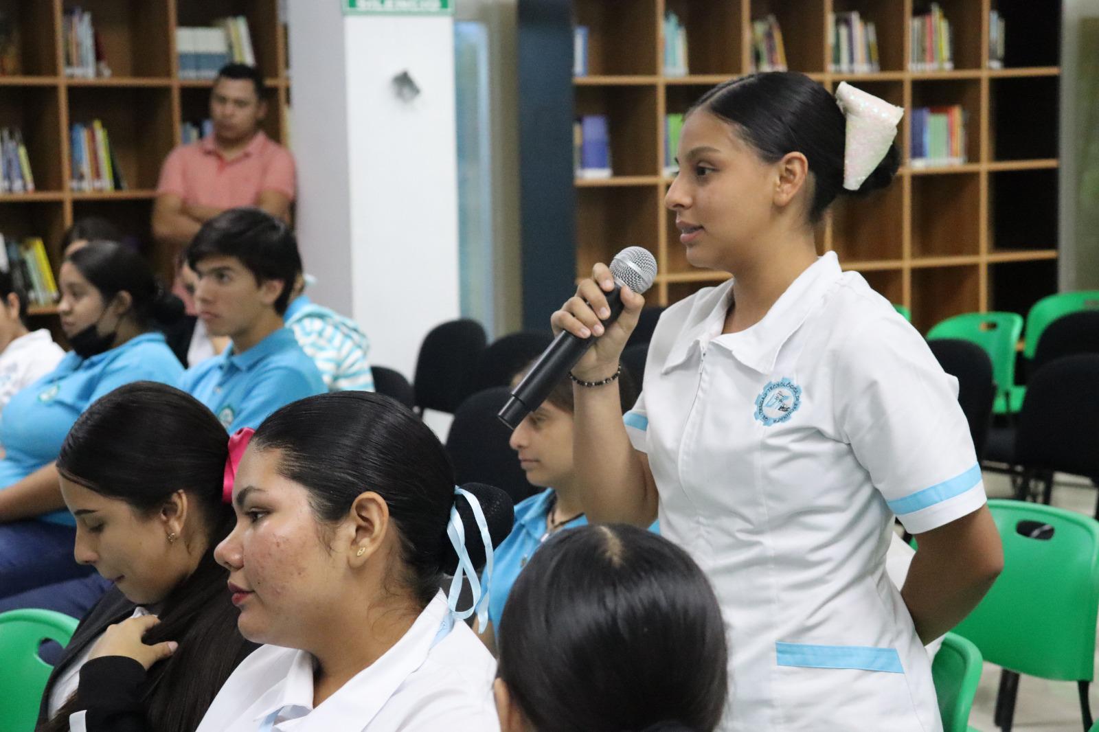 $!Presenta Arturo Santamaría en UTEsc su libro ‘La vida cotidiana de Fran’