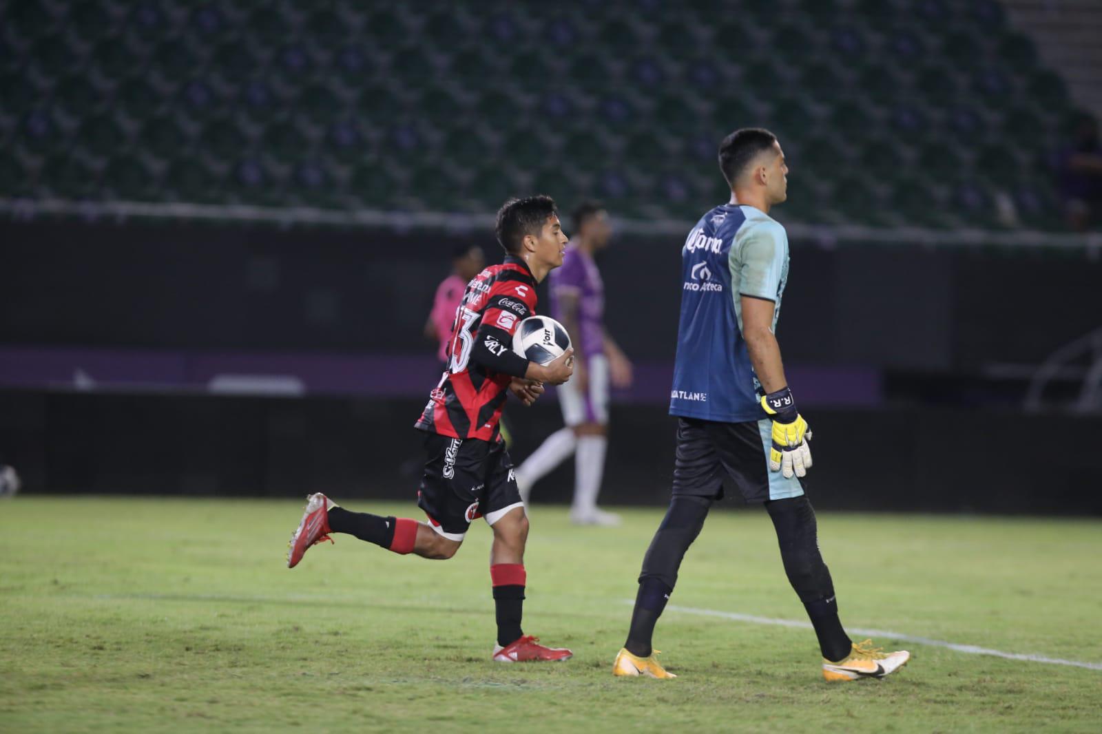 $!Mazatlán FC y Xolos salen parejos 2-2 en duelo de preparación en el Kraken