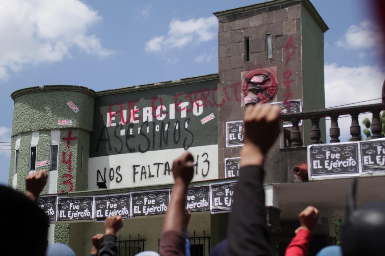 $!En 2022, tres días antes de cumplirse un nuevo aniversario de la noche de Iguala, familiares de los normalistas realizaron un mitin afuera del Campo Militar Número 1 para exigir el castigo de los militares que participaron en los hechos.