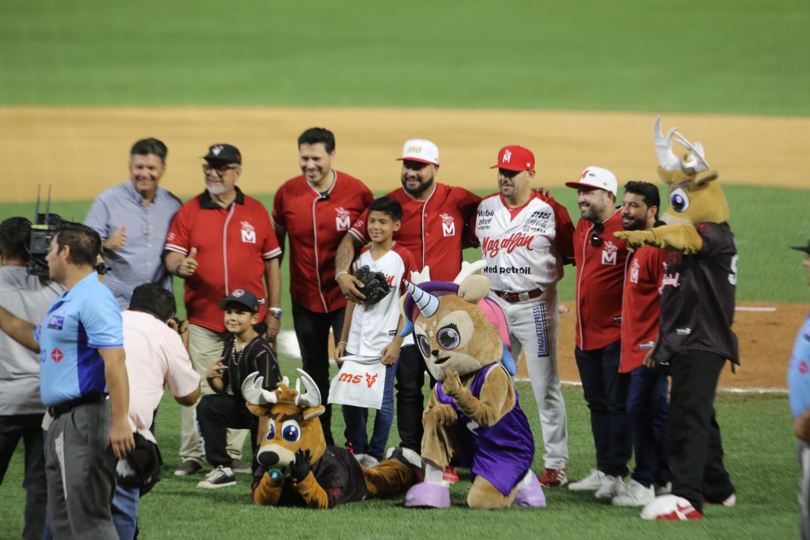$!Integrantes de la Banda MS junto a la directiva del Club Venados de Mazatlán.