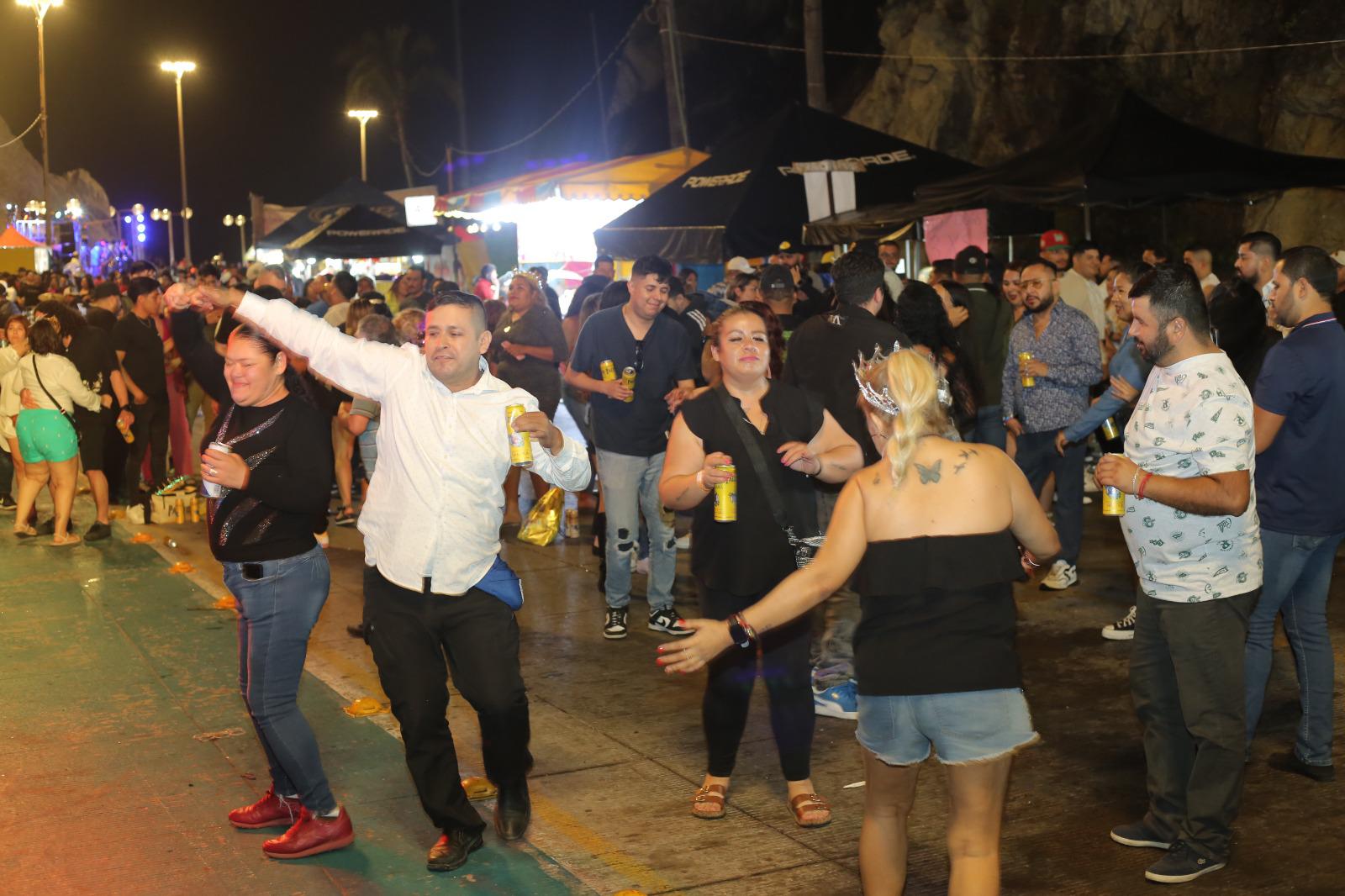 $!Vibra Olas Altas con la segunda noche del Carnaval de Mazatlán 2025