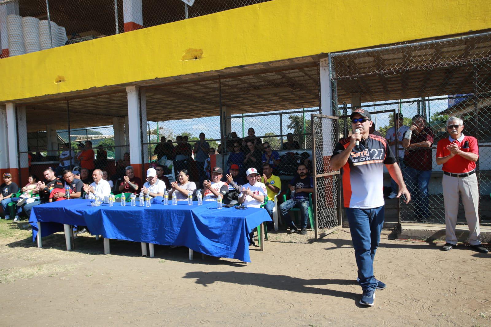 $!Cantan playball en la Liga de Beisbol Magisterial, en el Club Sarabia