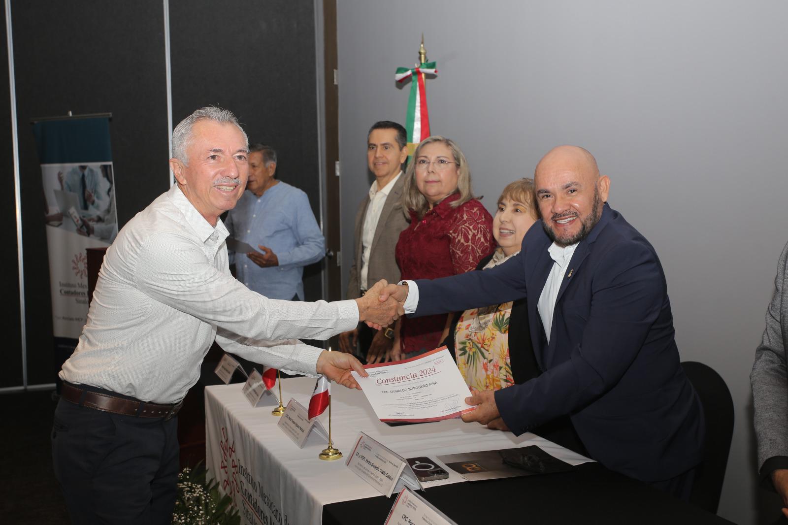 $!Reciben contadores de Mazatlán constancia anual de Desarrollo Profesional Continuo